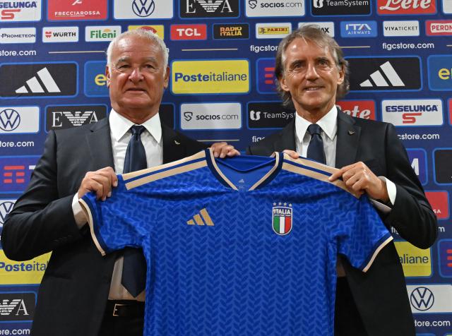 (260730) -- ROME, July 30, 2026 (Xinhua) -- Newly-appointed head coach of the Italy men's national football team Roberto Mancini (R) and newly-appointed technical director of Italian Football Federation Claudio Ranieri pose during a press conference in Rome, Italy, July 29, 2026,Italy. (Photo by Alberto Lingria/Xinhua)
