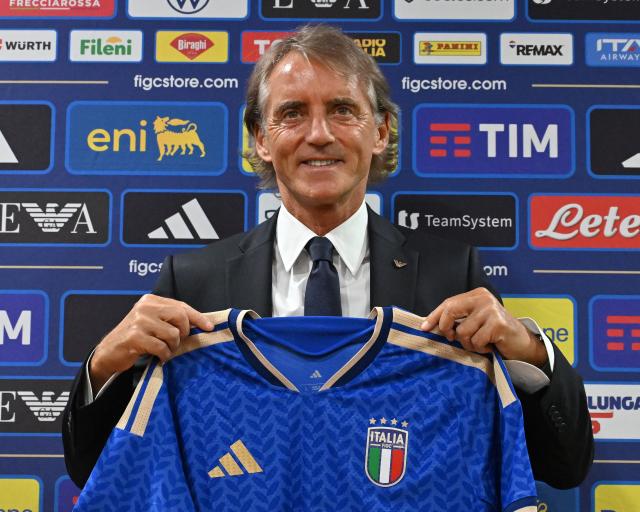 (260730) -- ROME, July 30, 2026 (Xinhua) -- Newly-appointed head coach of the Italy men's national football team Roberto Mancini poses during a press conference in Rome, Italy, July 29, 2026,Italy. (Photo by Alberto Lingria/Xinhua)
