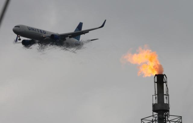 (260730) -- BEIJING, July 30, 2026 (Xinhua) -- An airplane flies over the Phillips 66 Bayway Refinery in Linden, New Jersey, the United States, July 29, 2026. U.S. Crude oil futures prices surged around 5 percent late Tuesday after the U.S. Central Command claimed that U.S. forces intercepted an attack from Iran in the Middle East. (Xinhua/Zhang Fengguo)
