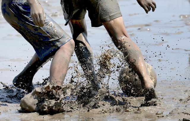 (260730) -- BEIJING, July 30, 2026 (Xinhua) -- Young players compete in the Jiangsu Provincial Youth Mudflat Football Championship 2026 in Rudong, east China's Jiangsu Province, July 29, 2026. (Photo by Xu Congjun/Xinhua)