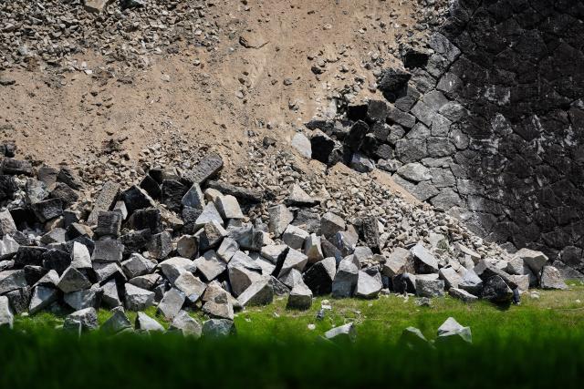 (260730) -- KUMAMOTO, July 30, 2026 (Xinhua) -- This photo taken on July 30, 2026 shows the collapsed stone wall of Kumamoto Castle after an earthquake in Kumamoto Prefecture, Japan. Japanese Prime Minister Sanae Takaichi said Thursday that the death toll from the recent powerful earthquake in Kumamoto Prefecture has risen to 30. (Xinhua/Jia Haocheng)