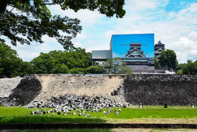 (260730) -- KUMAMOTO, July 30, 2026 (Xinhua) -- This photo taken on July 30, 2026 shows the collapsed stone wall of Kumamoto Castle after an earthquake in Kumamoto Prefecture, Japan. Japanese Prime Minister Sanae Takaichi said Thursday that the death toll from the recent powerful earthquake in Kumamoto Prefecture has risen to 30. (Xinhua/Jia Haocheng)