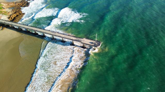 (260730) -- GQEBERHA, July 30, 2026 (Xinhua) -- An aerial drone photo taken on July 29, 2026 shows a view of the Shark Rock Pier in Gqeberha, South Africa. Located in South Africa's Eastern Cape Province, Gqeberha is a major port city and automotive manufacturing hub, as well as a popular tourist destination. (Xinhua/Chen Wei)