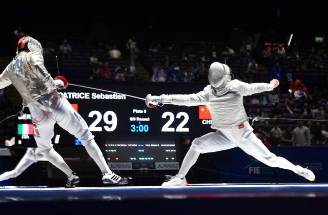 (260730) -- HONG KONG, July 30, 2026 (Xinhua) -- Shen Chenpeng (R) of China competes with Sebastien Patrice of France during the team men's sabre quarterfinal match between China and France at the 2026 Fencing World Championships in Hong Kong, south China, July 30, 2026. (Xinhua/Lo Ping Fai)