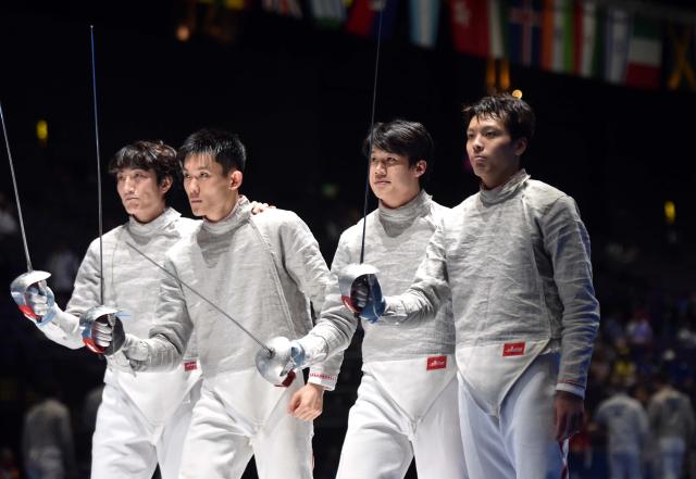 (260730) -- HONG KONG, July 30, 2026 (Xinhua) -- (from R to L) Shen Chenpeng, Wei Zhenhao, Luo Shaotong and Lin Xiao of China react ahead of the team men's sabre quarterfinal match between China and France at the 2026 Fencing World Championships in Hong Kong, south China, July 30, 2026. (Xinhua/Lo Ping Fai)