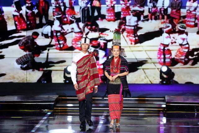 (260730) -- YANGON, July 30, 2026 (Xinhua) -- Models present ethnic attire during an event of the China-Myanmar Cultural Exchange Week 2026, which opened alongside the China-Myanmar twin city media forum, in Yangon, Myanmar, July 29, 2026. TO GO WITH "Asia-Pacific Community: Art, handicrafts, dialogue bind Chinese, Myanmar peoples at Yangon cultural gala" (Xinhua/Myo Kyaw Soe)