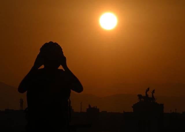 (260730) -- ROME, July 30, 2026 (Xinhua) -- A tourist watches sunrise at the Gianicolo terrace in Rome, Italy, July 30, 2026. (Photo by Alberto Lingria/Xinhua)