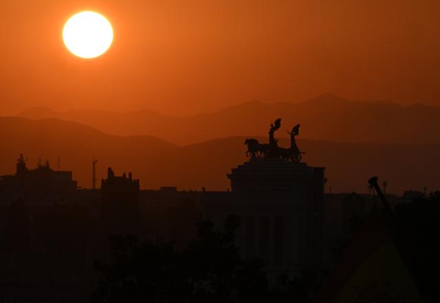(260730) -- ROME, July 30, 2026 (Xinhua) -- Sunrise is seen from the Gianicolo terrace in Rome, Italy, July 30, 2026. (Photo by Alberto Lingria/Xinhua)