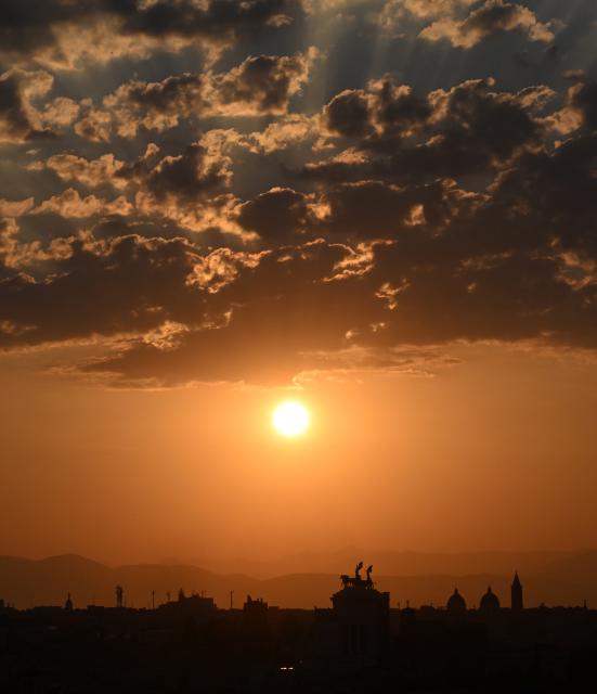 (260730) -- ROME, July 30, 2026 (Xinhua) -- Sunrise is seen from the Gianicolo terrace in Rome, Italy, July 30, 2026. (Photo by Alberto Lingria/Xinhua)