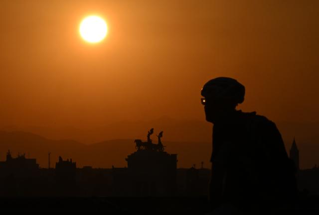 (260730) -- ROME, July 30, 2026 (Xinhua) -- A tourist watches sunrise at the Gianicolo terrace in Rome, Italy, July 30, 2026. (Photo by Alberto Lingria/Xinhua)