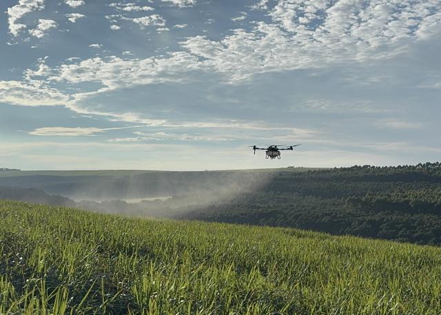 (260730) -- DAR ES SALAAM, July 30, 2026 (Xinhua) -- A drone from Chinese tech firm XAG sprays fungicides above sugarcane fields in KwaZulu-Natal Province, South Africa, March 25, 2025. TO GO WITH XINHUA HEADLINES ON JULY 30, 2026. (Xinhua/Bai Ge)