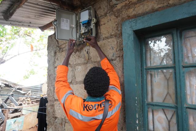(260730) -- DAR ES SALAAM, July 30, 2026 (Xinhua) -- A network technician runs a fiber-optic cable from a fiber distribution box to a customer's home in Kibera, Nairobi, Kenya, July 10, 2026. TO GO WITH XINHUA HEADLINES ON JULY 30, 2026. (Xinhua/Lu Zexin)