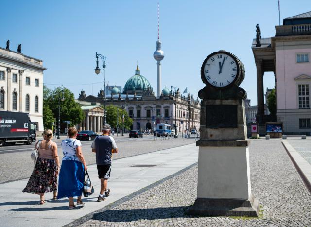 (260730) -- BERLIN, July 30, 2026 (Xinhua) -- People walk under the midday sun in Berlin, capital of Germany, July 30, 2026. Germany recorded an estimated 9,800 heat-related deaths as of July 19, surpassing the annual total for every year since 2016, the Robert Koch Institute (RKI), the country's leading public health authority, said Thursday. (Xinhua/Zhang Haofu)