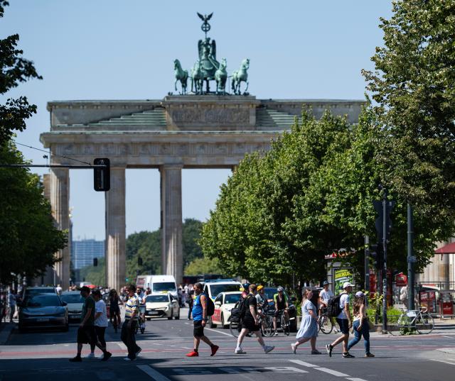 (260730) -- BERLIN, July 30, 2026 (Xinhua) -- Tourists walk near the Brandenburg Gate in Berlin, capital of Germany, July 30, 2026. Germany recorded an estimated 9,800 heat-related deaths as of July 19, surpassing the annual total for every year since 2016, the Robert Koch Institute (RKI), the country's leading public health authority, said Thursday. (Xinhua/Zhang Haofu)