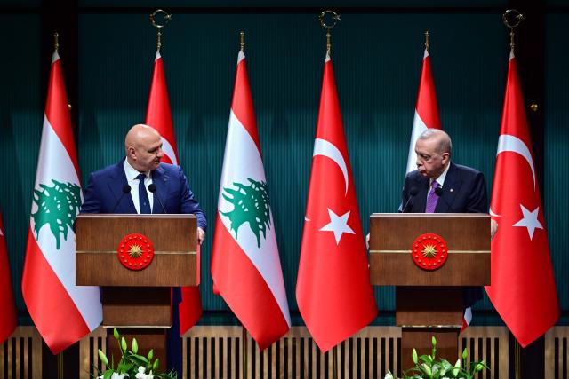 (260730) -- ANKARA, July 30, 2026 (Xinhua) -- Turkish President Recep Tayyip Erdogan (R) and visiting Lebanese President Joseph Aoun hold a joint press conference following their bilateral meeting at the Presidential Complex in Ankara, Türkiye, July 30, 2026. Lebanese President Joseph Aoun held talks with Turkish President Recep Tayyip Erdogan here on Thursday, marking the first official visit by a Lebanese head of state to Türkiye in 17 years. (Mustafa Kaya/Handout via Xinhua)