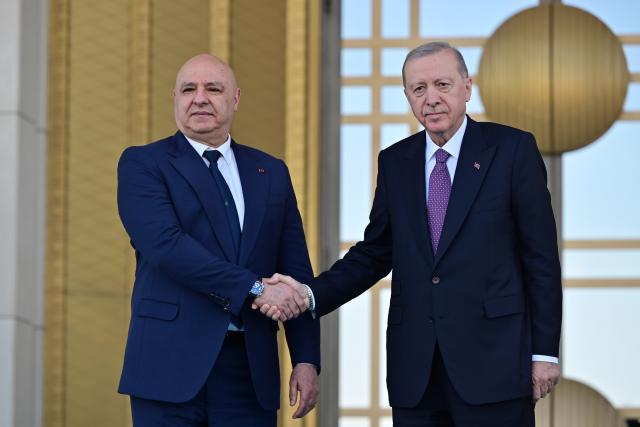 (260730) -- ANKARA, July 30, 2026 (Xinhua) -- Turkish President Recep Tayyip Erdogan (R) welcomes visiting Lebanese President Joseph Aoun at the Presidential Palace in Ankara, Türkiye, July 30, 2026. Lebanese President Joseph Aoun held talks with Turkish President Recep Tayyip Erdogan here on Thursday, marking the first official visit by a Lebanese head of state to Türkiye in 17 years. (Mustafa Kaya/Handout via Xinhua)
