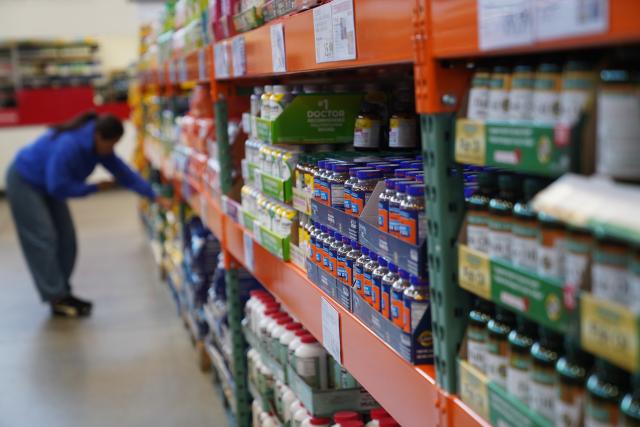(260730) -- NEW YORK, July 30, 2026 (Xinhua) -- A customer shops at a supermarket in New York, the United States, April 10, 2026. U.S. gross domestic product (GDP) growth slowed unexpectedly in the second quarter, with the economy expanding at an annualized rate of 1.5 percent, while underlying inflation metrics remained stubbornly high, official data showed on Thursday. (Xinhua/Zhang Fengguo)