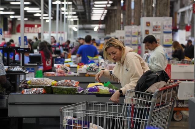 (260730) -- NEW YORK, July 30, 2026 (Xinhua) -- People shop at a supermarket in New York, the United States, April 10, 2026. U.S. gross domestic product (GDP) growth slowed unexpectedly in the second quarter, with the economy expanding at an annualized rate of 1.5 percent, while underlying inflation metrics remained stubbornly high, official data showed on Thursday. (Xinhua/Zhang Fengguo)