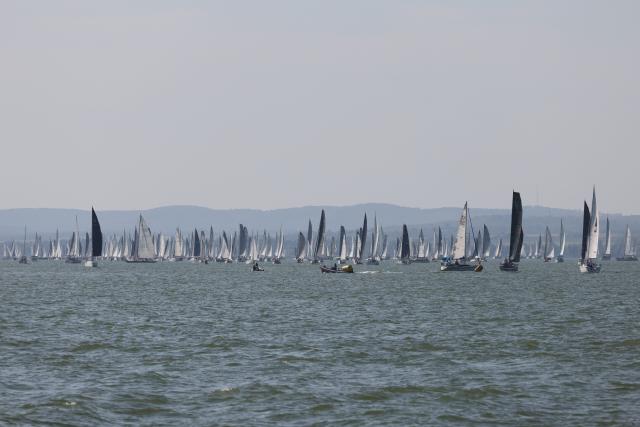 (260731) -- BALATONFURED, July 31, 2026 (Xinhua) -- Participants compete during the 58th Blue Ribbon Regatta race around Lake Balaton near Balatonfured, Hungary, on July 30, 2026. (Photo by Attila Volgyi/Xinhua)