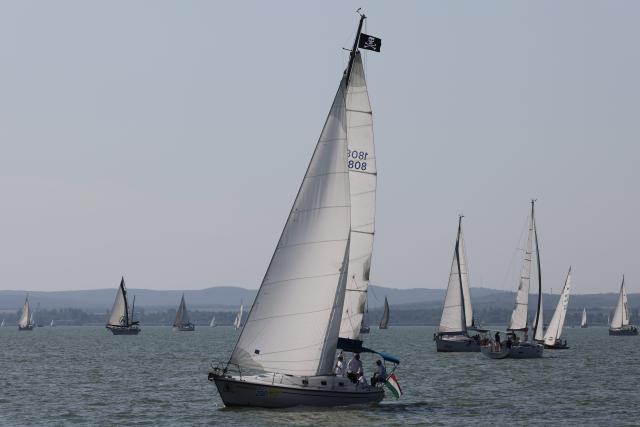 (260731) -- BALATONFURED, July 31, 2026 (Xinhua) -- Participants compete during the 58th Blue Ribbon Regatta race around Lake Balaton near Balatonfured, Hungary, on July 30, 2026. (Photo by Attila Volgyi/Xinhua)