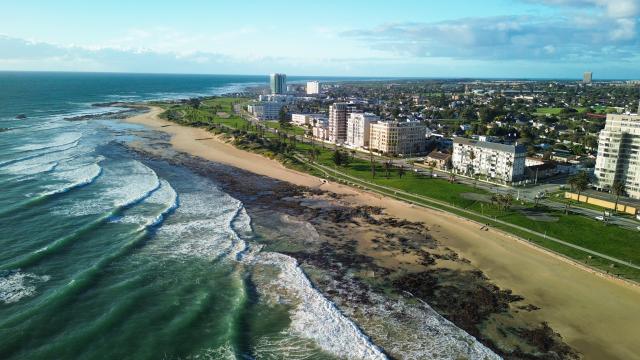 (260731) -- BEIJING, July 31, 2026 (Xinhua) -- An aerial drone photo taken on July 29, 2026 shows a city view of Gqeberha, South Africa. Located in South Africa's Eastern Cape Province, Gqeberha is a major port city and automotive manufacturing hub, as well as a popular tourist destination. (Xinhua/Chen Wei)