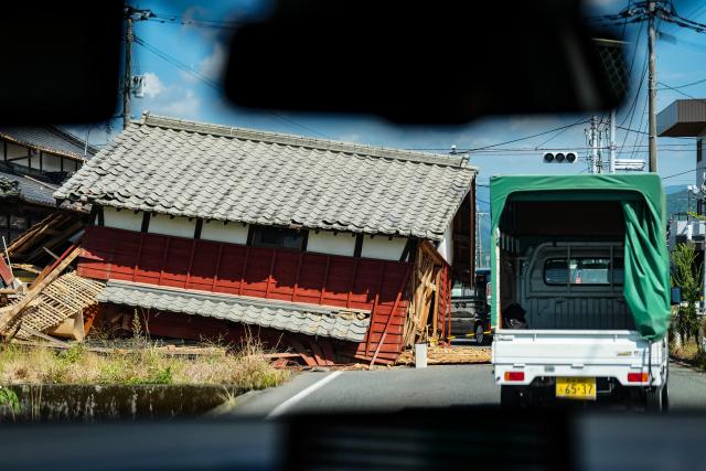 (260731) -- BEIJING, July 31, 2026 (Xinhua) -- This photo taken on July 30, 2026 shows a damaged house in Kumamoto Prefecture, Japan. The death toll from a powerful earthquake that struck Japan's Kumamoto Prefecture has risen to 35, the prefectural government said Friday. (Xinhua/Jia Haocheng)