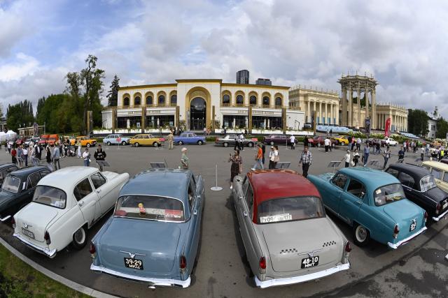 (260731) -- MOSCOW, July 31, 2026 (Xinhua) -- People view vehicles during the "ProDvizheniye" automotive festival at the Exhibition of Achievements of National Economy in Moscow, Russia, on July 30, 2026. More than 300 vehicles, including vintage cars and sports cars, are displayed during the festival that runs until Aug. 2. (Photo by Alexander Zemlianichenko Jr/Xinhua)