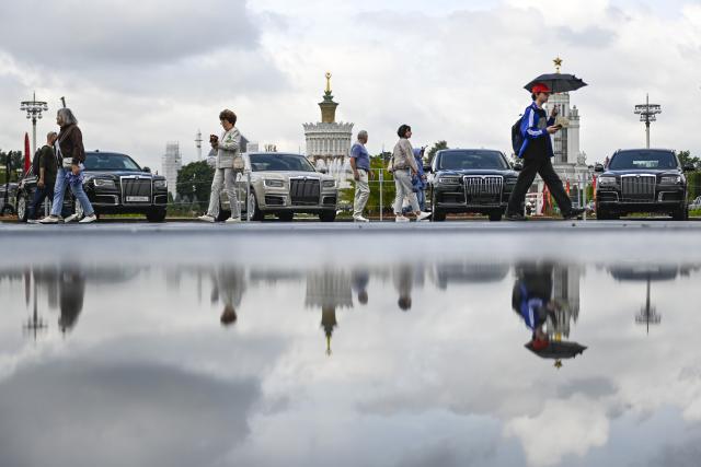 (260731) -- MOSCOW, July 31, 2026 (Xinhua) -- People view vehicles during the "ProDvizheniye" automotive festival at the Exhibition of Achievements of National Economy in Moscow, Russia, on July 30, 2026. More than 300 vehicles, including vintage cars and sports cars, are displayed during the festival that runs until Aug. 2. (Photo by Alexander Zemlianichenko Jr/Xinhua)
