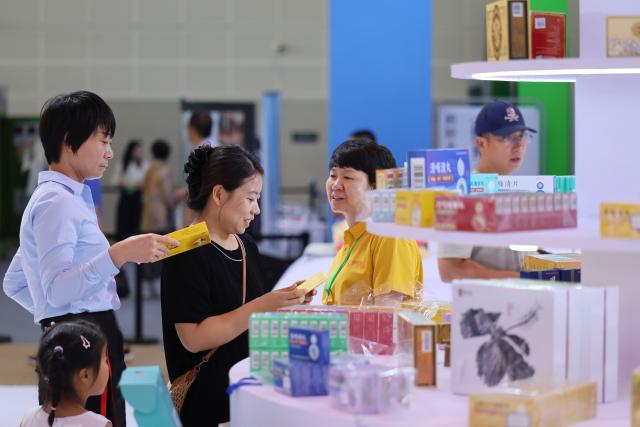 (260731) -- TIANJIN, July 31, 2026 (Xinhua) -- Visitors select traditional Chinese medicine products during the 2026 China (Tianjin) Investment and Trade Fair, held on the sideline of the 2026 Haihe International Consumption Forum, in Tianjin, north China, July 30, 2026.
  The 2026 Haihe International Consumption Forum kicked off here on Thursday, featuring key topics on unleashing the potential of domestic demand, upgrading the service industry, as well as innovating consummer business formats and scenarios.
  The 2026 China (Tianjin) Investment and Trade Fair was held on the sideline of the forum, showcasing premium products and industrial resources from home and abroad. (Xinhua/Li Ran)