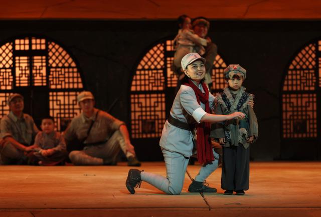 (260731) -- YAN'AN, July 31, 2026 (Xinhua) -- Actors perform a revolutionary-themed play at a scenic spot in Yan'an, northwest China's Shaanxi Province, on July 28, 2026. During the summer vacation, Yan'an, an old revolutionary base, has seen a surge in tourists, with its revolutionary sites and performances continuing to attract visitors. (Xinhua/Li Yibo)