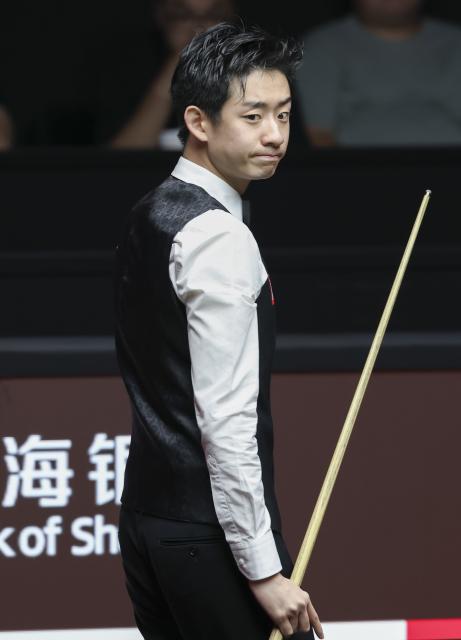 (260731) -- SHANGHAI, July 31, 2026 (Xinhua) -- Wu Yize looks on during the semifinal match between Wu Yize of China and Judd Trump of England at the World Snooker Shanghai Masters 2026 in Shanghai, east China, July 31, 2026. (Xinhua/Chen Haoming)