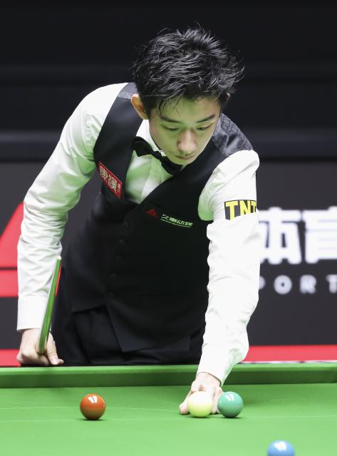 (260731) -- SHANGHAI, July 31, 2026 (Xinhua) -- Wu Yize competes during the semifinal match between Wu Yize of China and Judd Trump of England at the World Snooker Shanghai Masters 2026 in Shanghai, east China, July 31, 2026. (Xinhua/Chen Haoming)