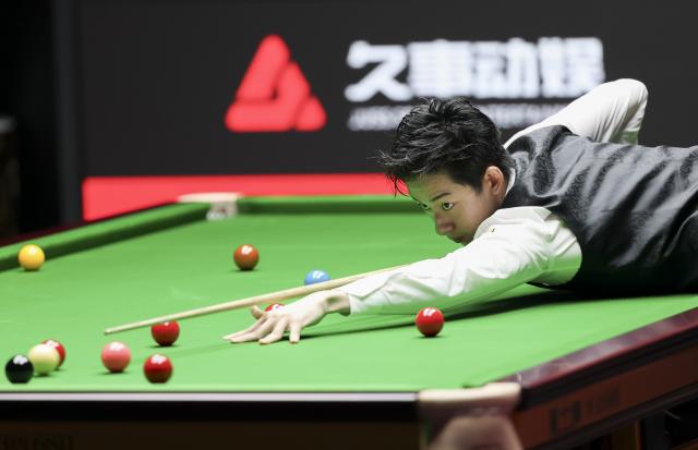 (260731) -- SHANGHAI, July 31, 2026 (Xinhua) -- Wu Yize competes during the semifinal match between Wu Yize of China and Judd Trump of England at the World Snooker Shanghai Masters 2026 in Shanghai, east China, July 31, 2026. (Xinhua/Chen Haoming)