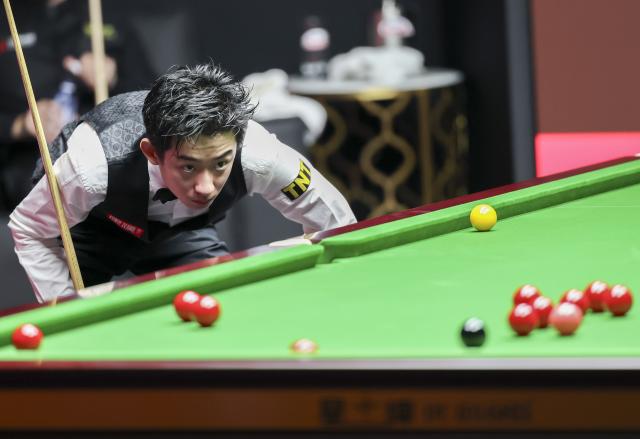 (260731) -- SHANGHAI, July 31, 2026 (Xinhua) -- Wu Yize competes during the semifinal match between Wu Yize of China and Judd Trump of England at the World Snooker Shanghai Masters 2026 in Shanghai, east China, July 31, 2026. (Xinhua/Chen Haoming)