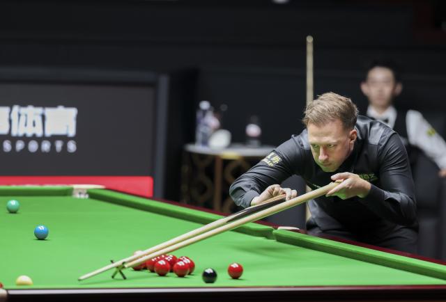 (260731) -- SHANGHAI, July 31, 2026 (Xinhua) -- Judd Trump competes during the semifinal match between Wu Yize of China and Judd Trump of England at the World Snooker Shanghai Masters 2026 in Shanghai, east China, July 31, 2026. (Xinhua/Chen Haoming)