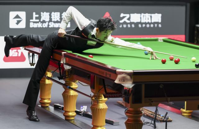 (260731) -- SHANGHAI, July 31, 2026 (Xinhua) -- Wu Yize competes during the semifinal match between Wu Yize of China and Judd Trump of England at the World Snooker Shanghai Masters 2026 in Shanghai, east China, July 31, 2026. (Xinhua/Chen Haoming)