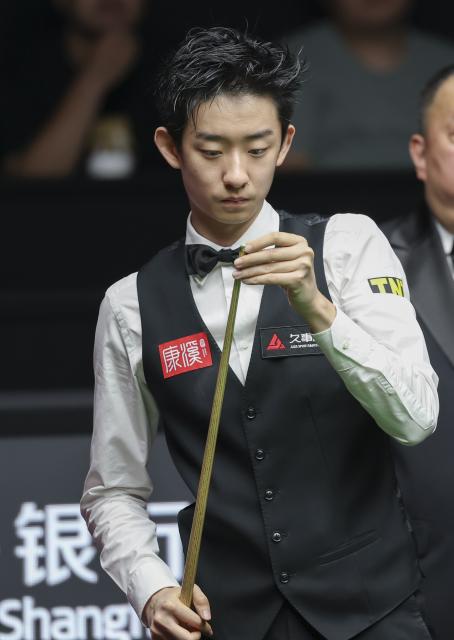 (260731) -- SHANGHAI, July 31, 2026 (Xinhua) -- Wu Yize competes during the semifinal match between Wu Yize of China and Judd Trump of England at the World Snooker Shanghai Masters 2026 in Shanghai, east China, July 31, 2026. (Xinhua/Chen Haoming)