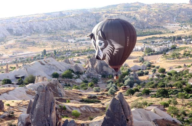 (260731) -- NEVSEHIR, July 31, 2026 (Xinhua) -- A hot air balloon flies during the Cappadocia Hot Air Balloon Festival in Nevsehir, Türkiye, July 31, 2026. This year's event is held from July 30 to Aug. 2. (Mustafa Kaya/Handout via Xinhua)