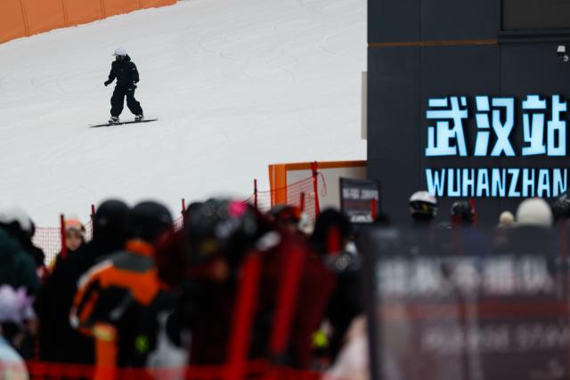 (260731) -- WUHAN, July 31, 2026 (Xinhua) -- A skiing enthusiast enjoys the sport at an indoor skiing park in Wuhan, central China's Hubei Province, July 31, 2026. People enjoy skiing and escape the summer heat at the skiing park. (Xinhua/Wu Zhizun)
