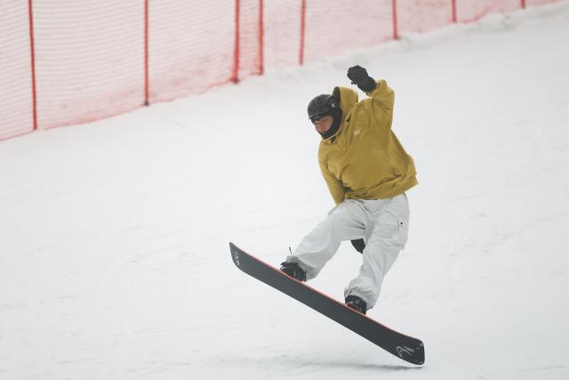 (260731) -- WUHAN, July 31, 2026 (Xinhua) -- A skiing enthusiast enjoys the sport at an indoor skiing park in Wuhan, central China's Hubei Province, July 31, 2026. People enjoy skiing and escape the summer heat at the skiing park. (Xinhua/Wu Zhizun)