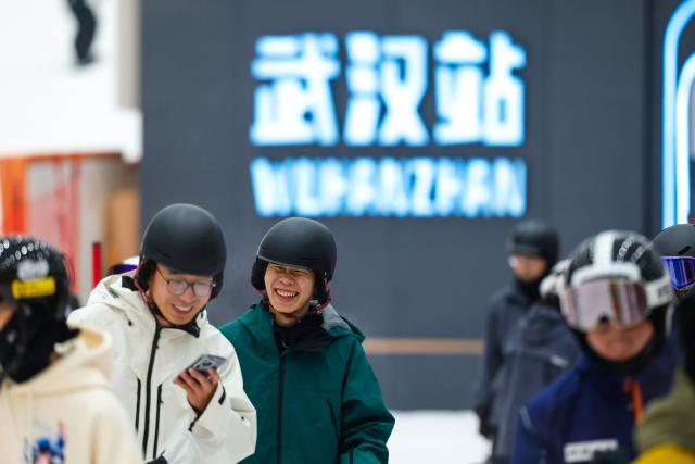 (260731) -- WUHAN, July 31, 2026 (Xinhua) -- Skiing enthusiasts queue to ski at an indoor skiing park in Wuhan, central China's Hubei Province, July 31, 2026. People enjoy skiing and escape the summer heat at the skiing park. (Xinhua/Wu Zhizun)