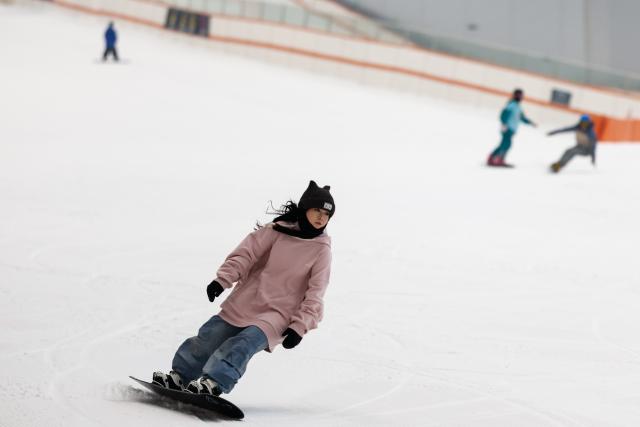 (260731) -- WUHAN, July 31, 2026 (Xinhua) -- A skiing enthusiast enjoys the sport at an indoor skiing park in Wuhan, central China's Hubei Province, July 31, 2026. People enjoy skiing and escape the summer heat at the skiing park. (Xinhua/Wu Zhizun)