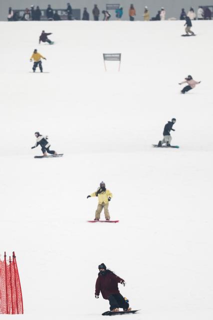 (260731) -- WUHAN, July 31, 2026 (Xinhua) -- Skiing enthusiasts enjoy the sport at an indoor skiing park in Wuhan, central China's Hubei Province, July 31, 2026. People enjoy skiing and escape the summer heat at the skiing park. (Xinhua/Wu Zhizun)