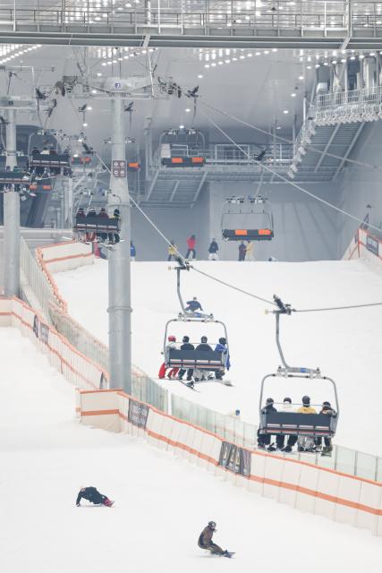 (260731) -- WUHAN, July 31, 2026 (Xinhua) -- Skiing enthusiasts enjoy the sport at an indoor skiing park in Wuhan, central China's Hubei Province, July 31, 2026. People enjoy skiing and escape the summer heat at the skiing park. (Xinhua/Wu Zhizun)