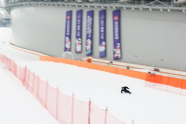 (260731) -- WUHAN, July 31, 2026 (Xinhua) -- A skiing enthusiast enjoys the sport at an indoor skiing park in Wuhan, central China's Hubei Province, July 31, 2026. People enjoy skiing and escape the summer heat at the skiing park. (Xinhua/Wu Zhizun)