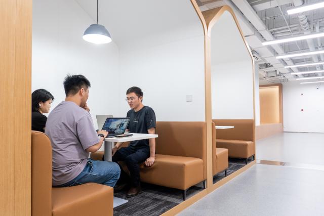 (260731) -- HEFEI, July 31, 2026 (Xinhua) -- Young entrepreneurs communicate at Starshine OPC Entrepreneur Community in Hefei, east China's Anhui Province, July 22, 2026. TO GO WITH "China Focus: Beyond sci-fi: AI reimagines and powers Chinese solo startups" (Xinhua/Zhao Jinzheng)