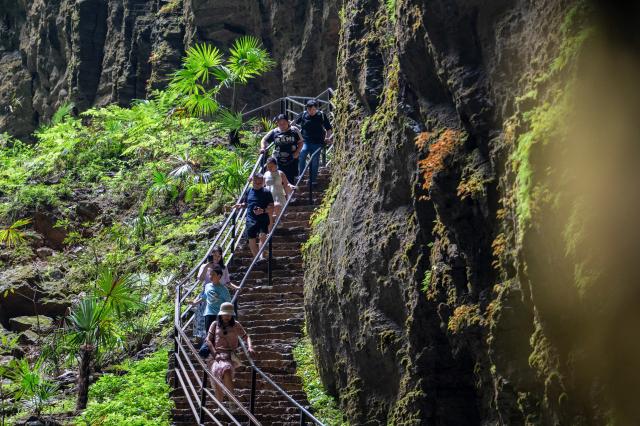 (260731) -- XUAN'EN, July 31, 2026 (Xinhua) -- Tourists have fun at a scenic spot in Xuan'en County in Enshi Tujia and Miao Autonomous Prefecture, central China's Hubei Province, July 29, 2026. Since the summer vacation began, tourist attractions in Xuan'en have seen a surge in visitors. (Xinhua/Du Zixuan)