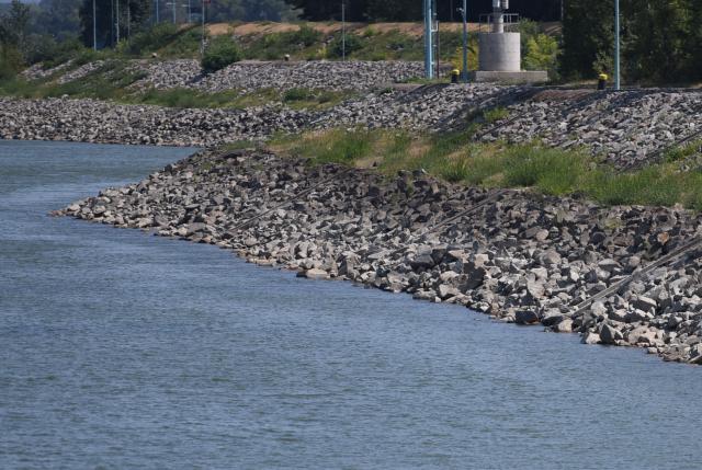 (260731) -- VIENNA, July 31, 2026 (Xinhua) -- This photo taken on July 31, 2026 shows the rocks along the Danube River in Vienna, Austria. A new round of extreme heat is tightening its grip on Europe from the Mediterranean to Scandinavia, setting local temperature records and fueling wildfires, violent storms and growing safety risks. Weeks of scorching temperatures and scarce rainfall have also pushed major rivers to historic lows, disrupting shipping, industry and agriculture, while forecasters warn another heat surge could arrive around the turn of the month. (Xinhua/He Canling)