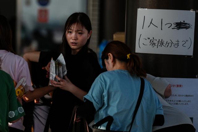 (260731) -- KUMAMOTO, July 31, 2026 (Xinhua) -- People receive relief materials at a shelter in Kumamoto Prefecture, Japan, July 30, 2026. The death toll from a powerful earthquake that struck Japan's Kumamoto Prefecture has risen to 35, the prefectural government said Friday. (Xinhua/Jia Haocheng)