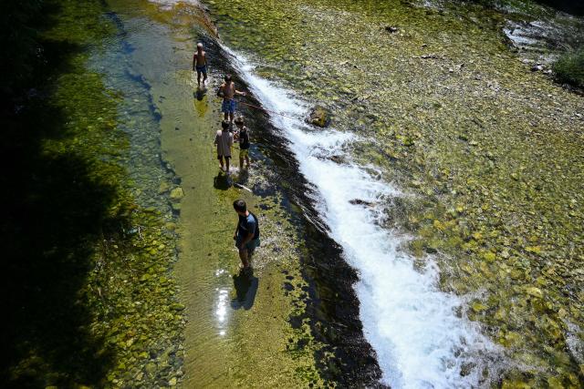 (260731) -- SKOPJE, July 31, 2026 (Xinhua) -- People cool off in the Treska River to escape the summer heat near Skopje, North Macedonia, July 31, 2026. (Photo by Tomislav Georgiev/Xinhua)